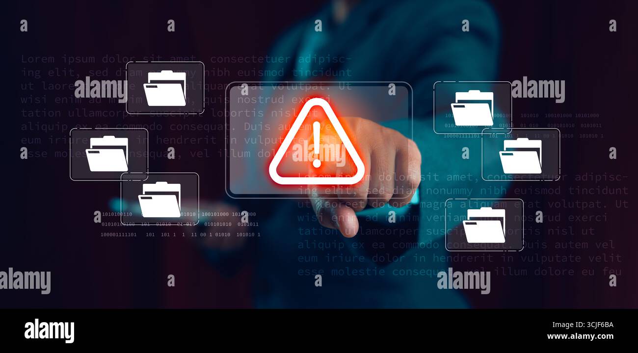 Homme d'affaires pressant l'icône d'alerte d'avertissement numérique avec des dossiers de fichiers sur l'écran virtuel, concept de violation de données, sécurité des fichiers, fuite d'informations, cyber ri Banque D'Images