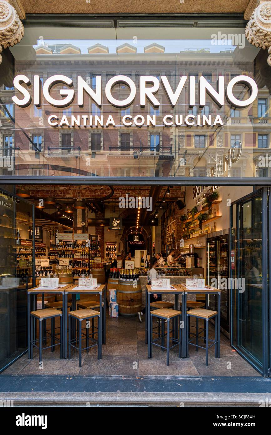 Restaurant Signorvino et bar à vin le long de la via Dante, Milan, Italie Banque D'Images