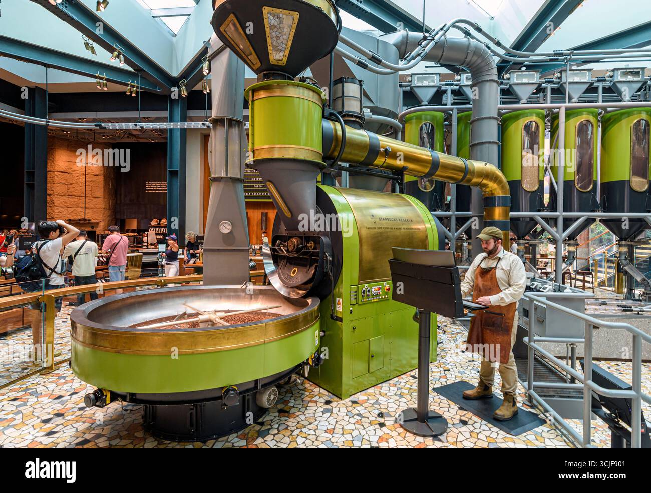 Grand torréfacteur de grains de café à l'intérieur du Starbucks Reserve Roastery, Milan, Italie Banque D'Images