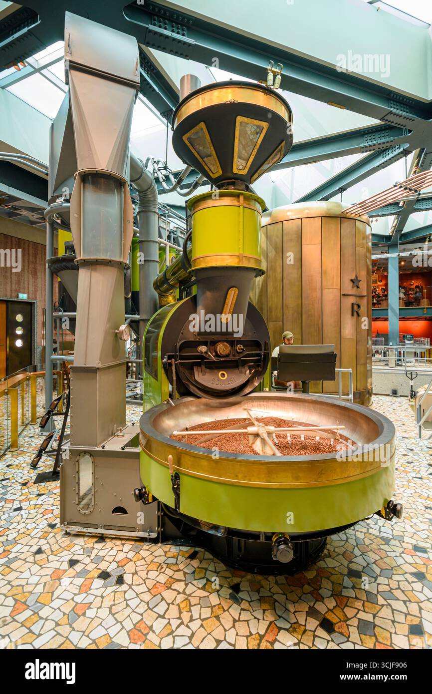 Grand torréfacteur de grains de café à l'intérieur du Starbucks Reserve Roastery, Milan, Italie Banque D'Images