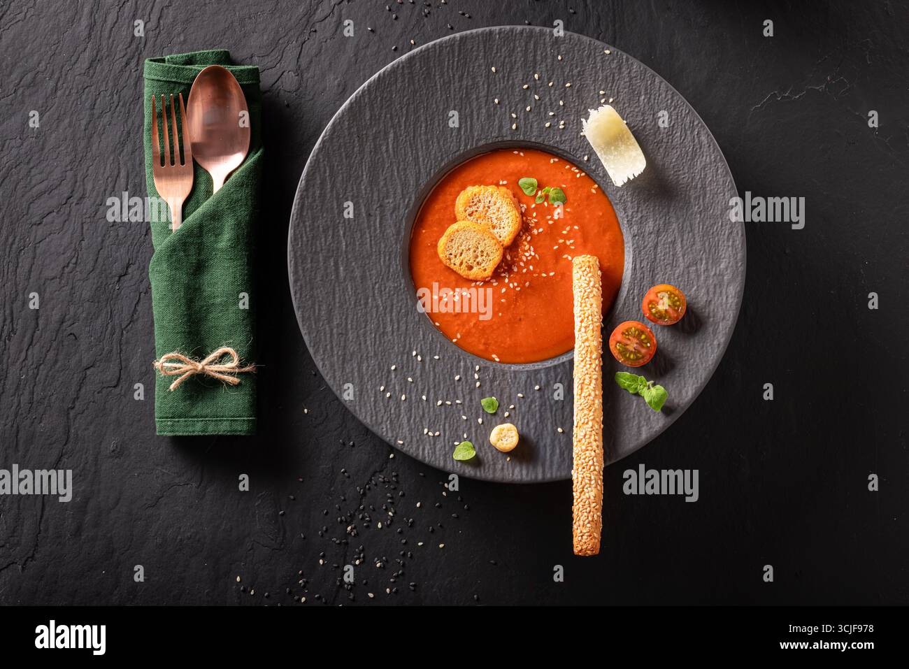 Soupe de tomates raffinée comme nourriture de première qualité faite dans le restaurant. Soupe de tomates comme plat de placage exclusif. Banque D'Images