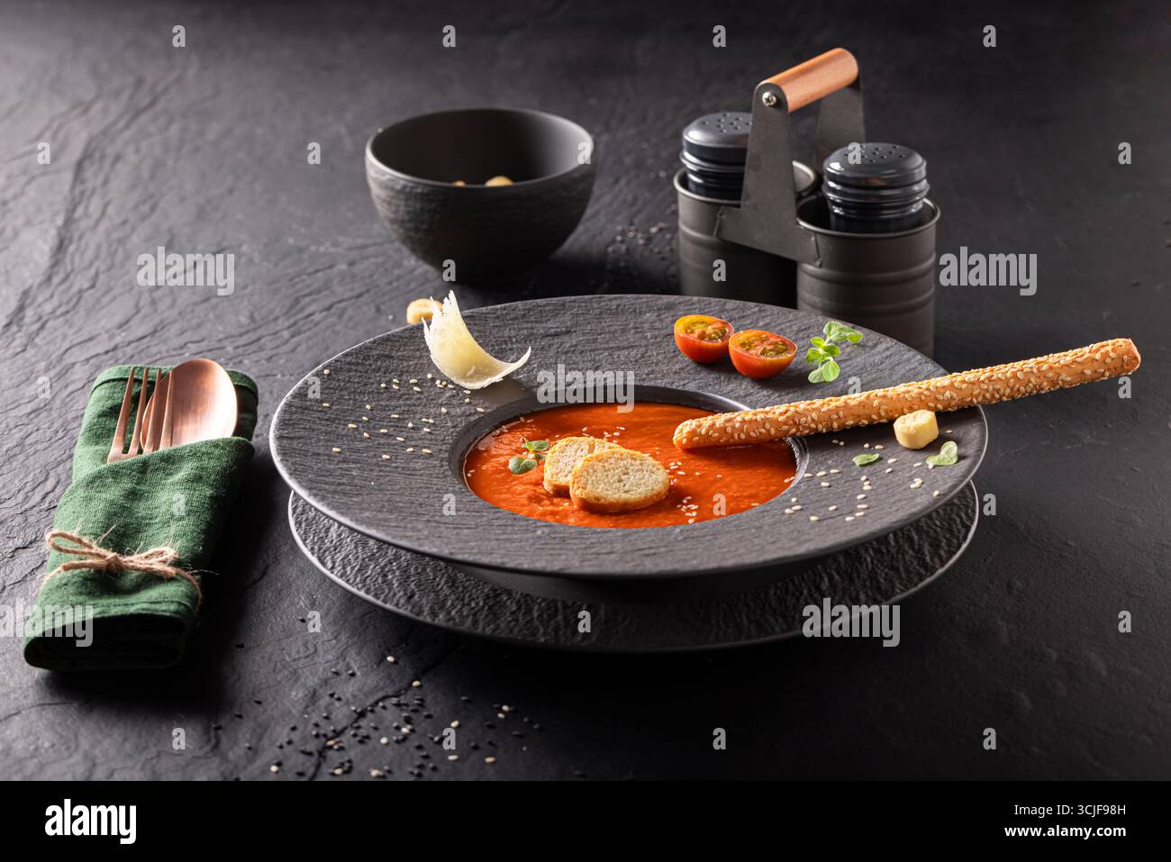 Soupe de tomate exquise comme nourriture de première qualité faite dans le restaurant. Soupe de tomates comme plat de placage exclusif. Banque D'Images