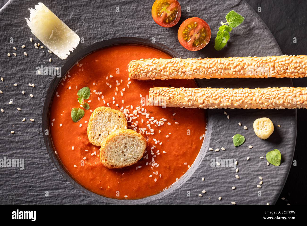 Soupe de tomates élégante dans un restaurant exclusif préparé par le chef. Soupe de tomates comme plat de placage exclusif. Banque D'Images