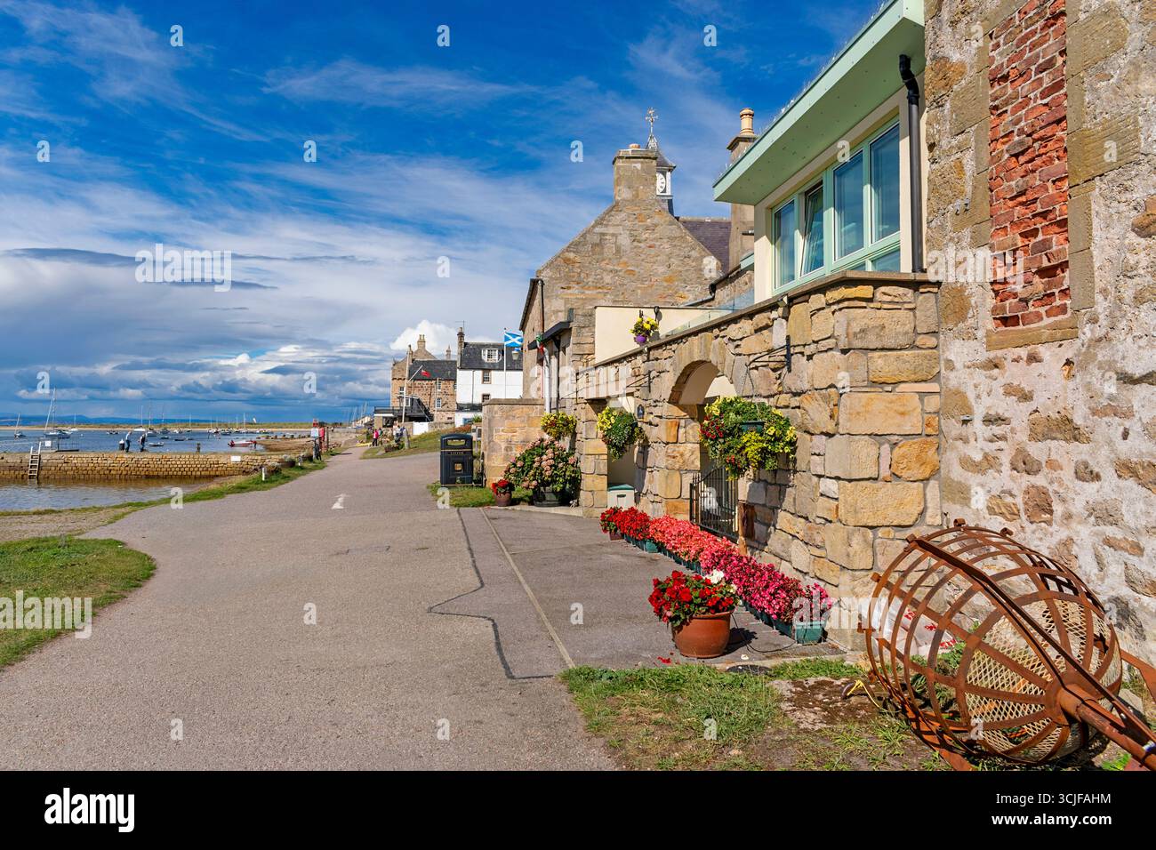 Findhorn Forres Moray Écosse fleurs colorées autour d'une maison sur le front de mer en été Banque D'Images