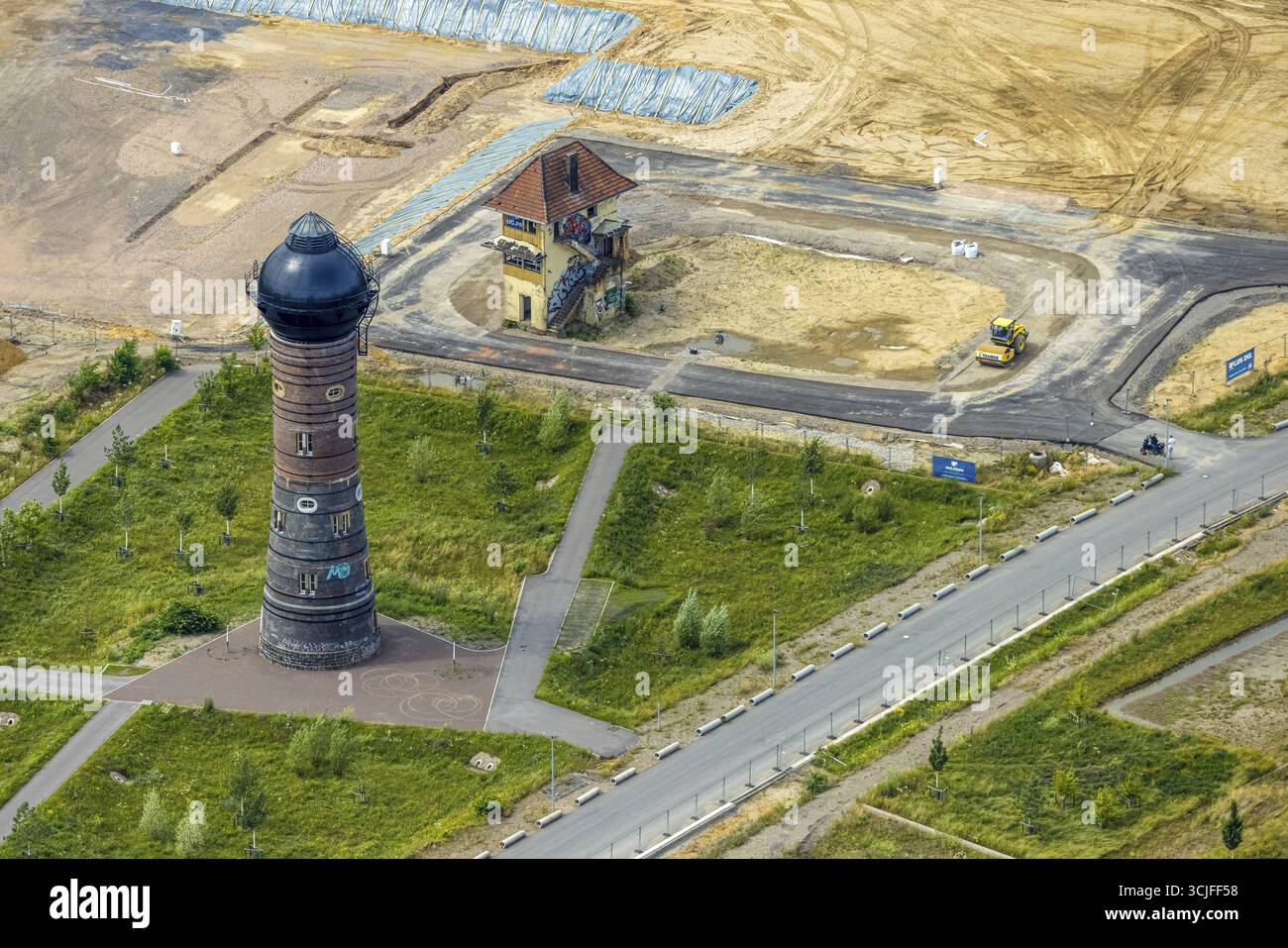 Vue aérienne, Duisburg-Sued, projet de quartier résidentiel de Duisburg à l'ancienne cour de triage de Wedau, château d'eau et ancienne maison de gardien à Jim-kN Banque D'Images