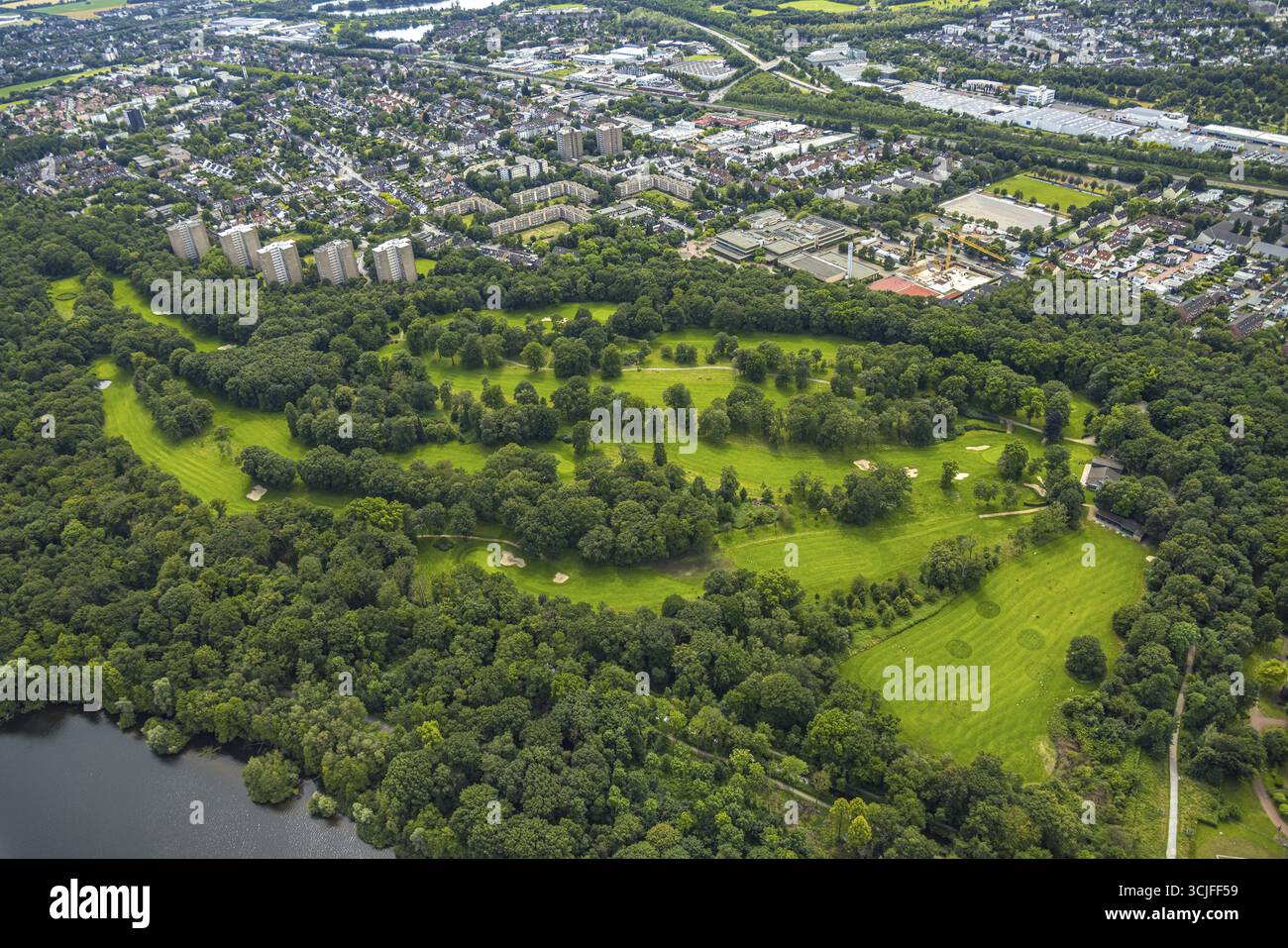 Vue aérienne, Duisburg-Sued, Niederrheinischer Golfclub e.V. Duisburg Anlage, gratte-ciel résidentiel à la lisière de la forêt, Am Golfplatz, loc Banque D'Images