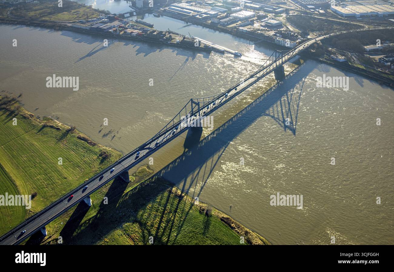 Vue aérienne, pont de Krefeld-Uerdinger sur le Rhin, plaine inondable du Rhin et navigation intérieure, Muendelheim, Duisburg, région de la Ruhr, Rhénanie du Nord-Ouest Banque D'Images
