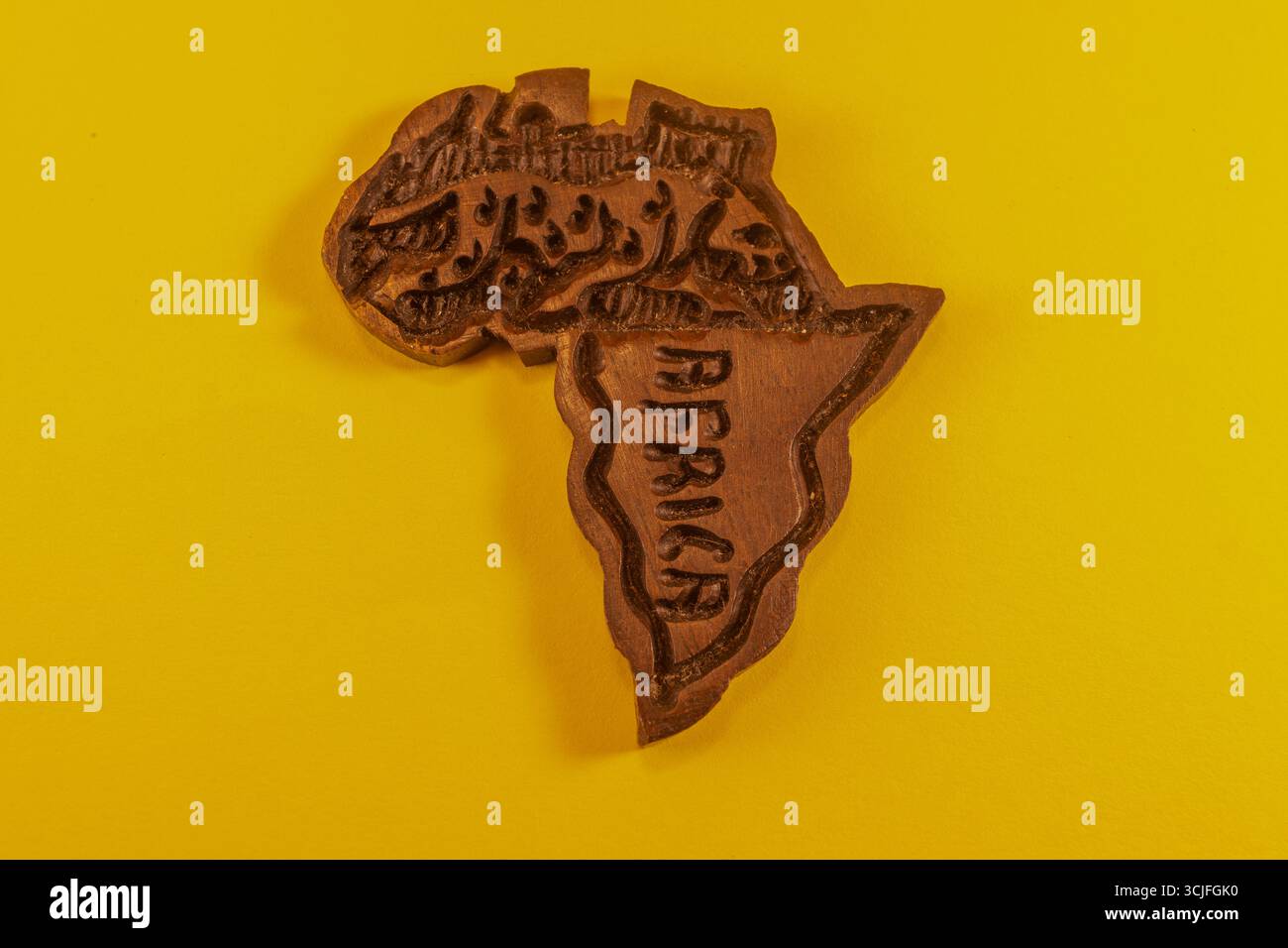 Carte du continent africain sculptée dans Blackwood avec des lettres inscrites Banque D'Images