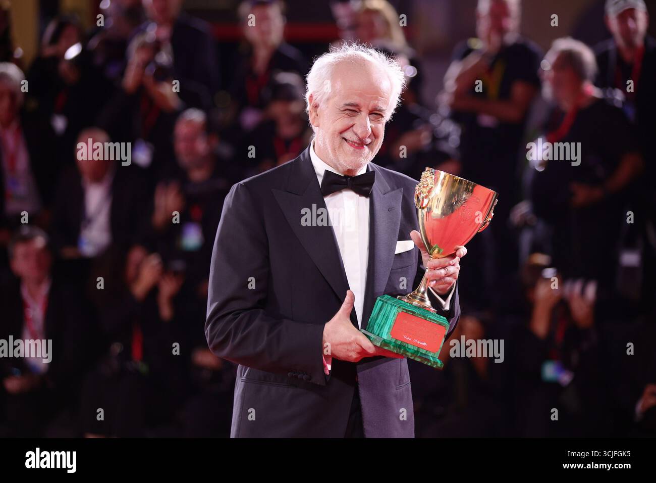Venise, Italie. 06 septembre 2025. Toni Servillo détient la Coppa Volpi du meilleur acteur pour “la Grazia” après la cérémonie de clôture du 82ème Festival du film de Venise. Crédit : SOPA images Limited/Alamy Live News Banque D'Images