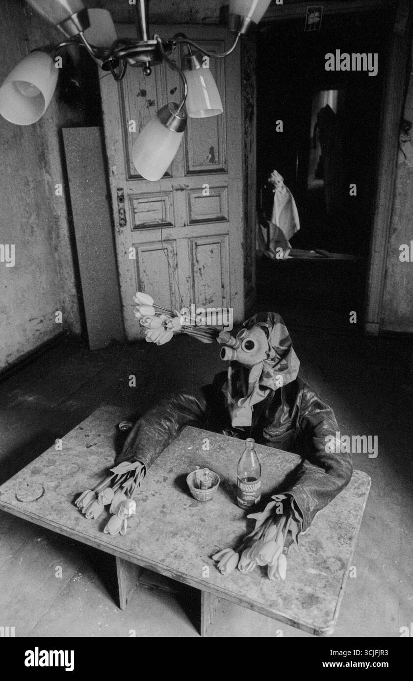 Allemagne, Berlin, 2 juillet 1992, Kastanienallee 77, maison squattée et exposition : masque à gaz Banque D'Images