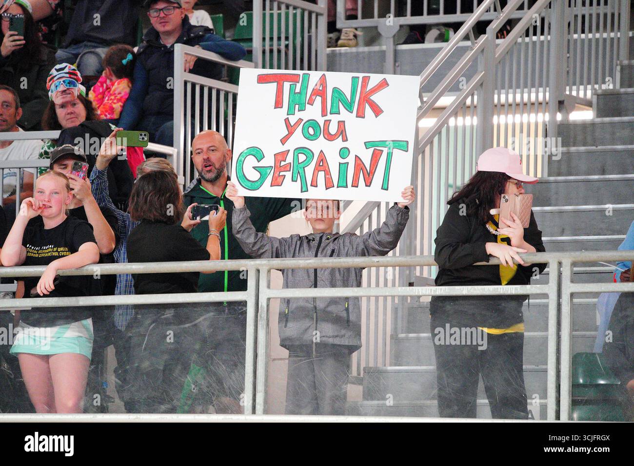 Les spectateurs montrent leur soutien à Geraint Thomas avant la sixième étape du Lloyds Tour of Britain 2025 de Newport à Cardiff. Date de la photo : dimanche 7 septembre 2025. Banque D'Images Les spectateurs montrent leur soutien à Geraint Thomas avant la sixième étape du Lloyds Tour of Britain 2025 de Newport à Cardiff. Date de la photo : dimanche 7 septembre 2025. Banque D'Images