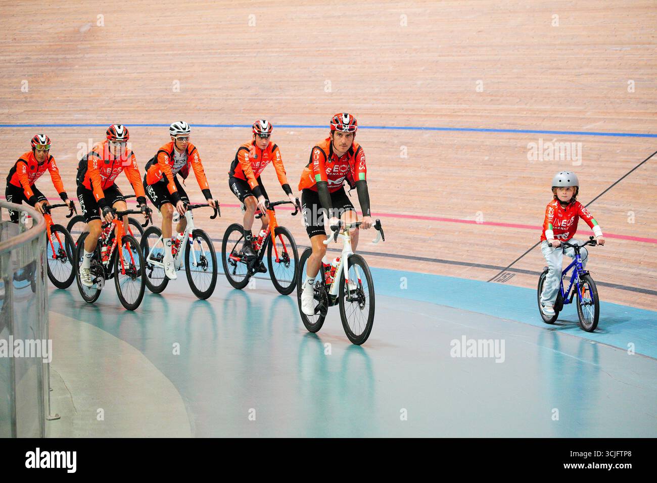 Geraint Thomas d'INEOS Grenadiers avec son Macs (à droite) au Velodrome Geraint Thomas de Newport où commence la sixième étape du Lloyds Tour of Britain 2025 avant de se diriger vers Cardiff. Date de la photo : dimanche 7 septembre 2025. Banque D'Images Geraint Thomas d'INEOS Grenadiers avec son Macs (à droite) au Velodrome Geraint Thomas de Newport où commence la sixième étape du Lloyds Tour of Britain 2025 avant de se diriger vers Cardiff. Date de la photo : dimanche 7 septembre 2025. Banque D'Images