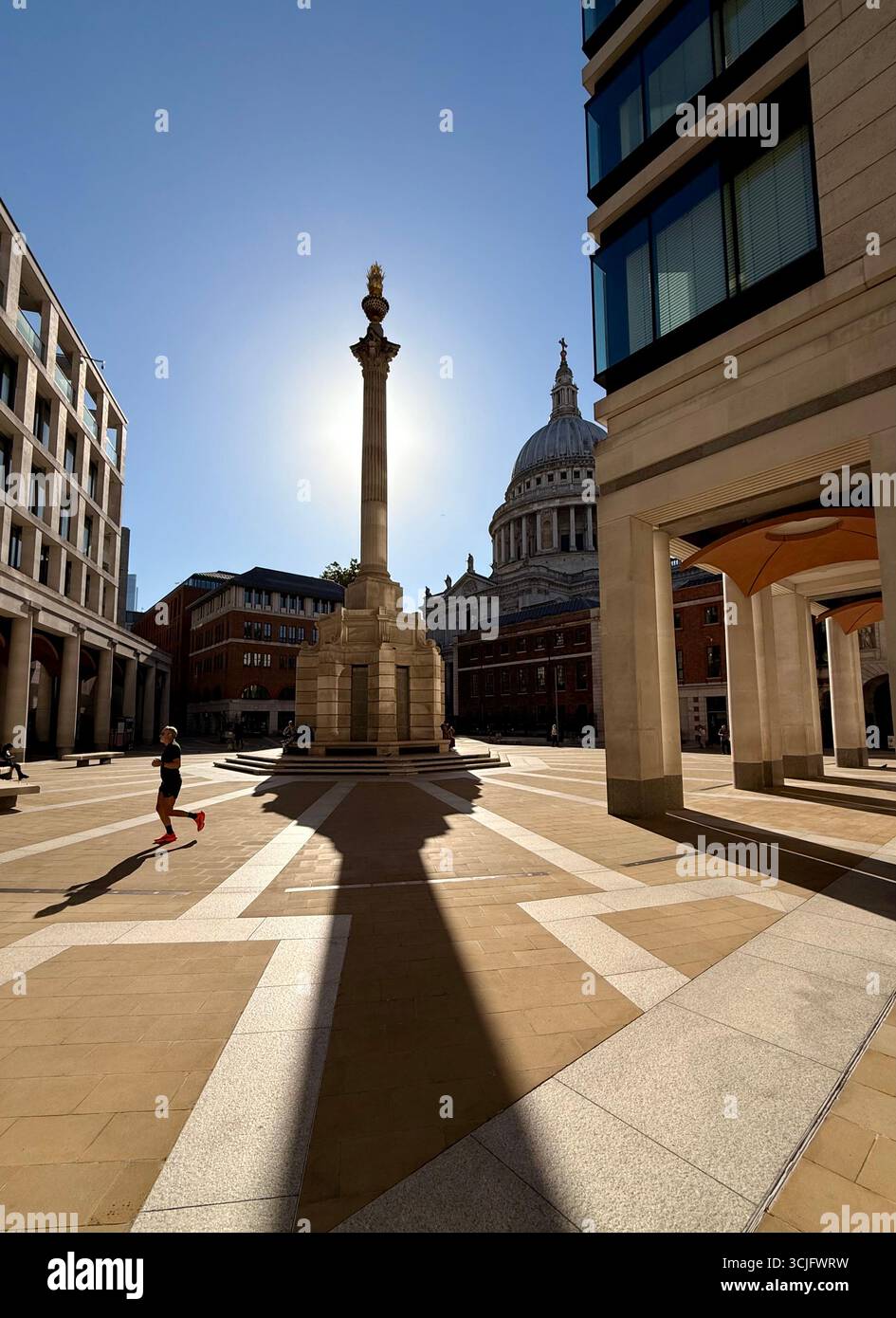 Paternoster Square et la cathédrale Saint-Paul. Paternoster colonne coulant l'ombre longue tôt et passant coureur Banque D'Images