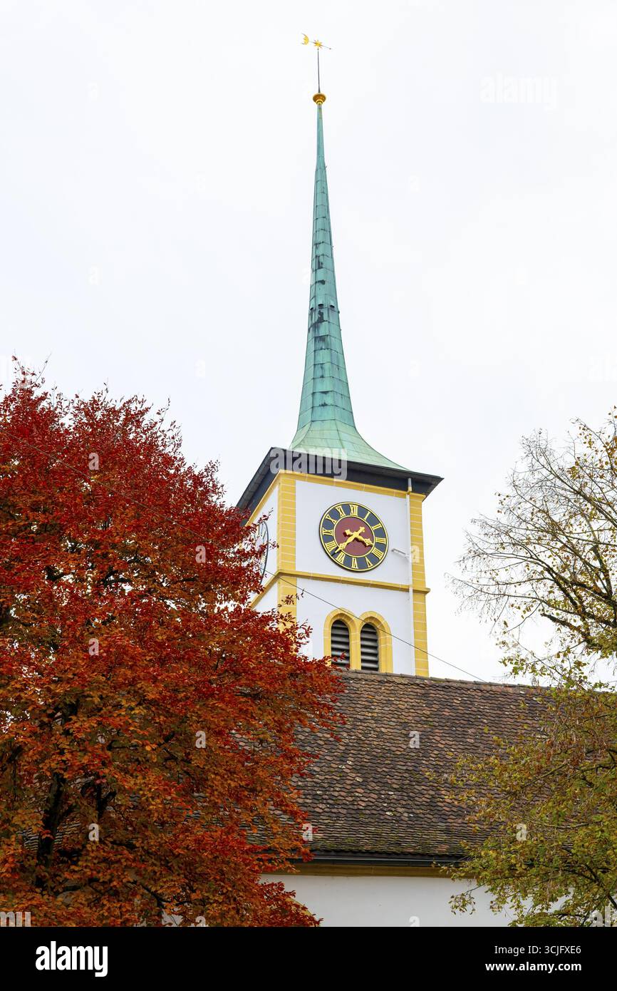Église de la Chapelle St Nicolas et Tour de l'horloge avec un arbre dans un jour d'automne dans la ville de Nidau, canton de Berne, Suisse Banque D'Images