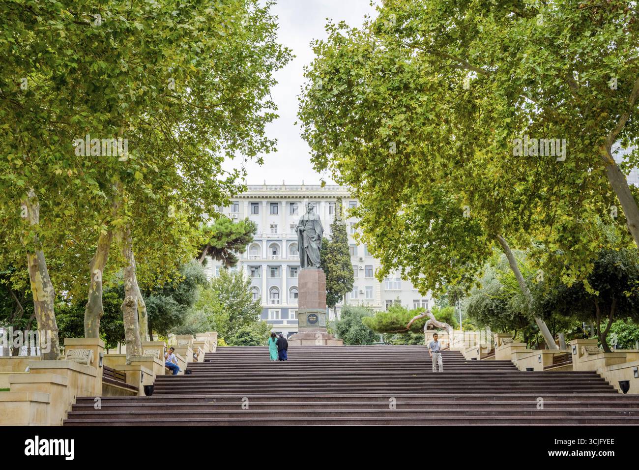 BAKU, Azerbaïdjan - 23 SEPTEMBRE : Les gens qui marchent sur l'escalier à Nizami park à Bakou. Nizami street est un quartier commerçant. Septembre 2016 Banque D'Images