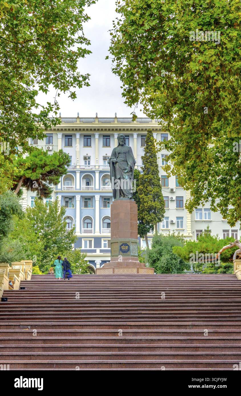 BAKU, Azerbaïdjan - 23 SEPTEMBRE : Les gens qui marchent sur l'escalier à Nizami park à Bakou. Nizami street est un quartier commerçant. Septembre 2016 Banque D'Images