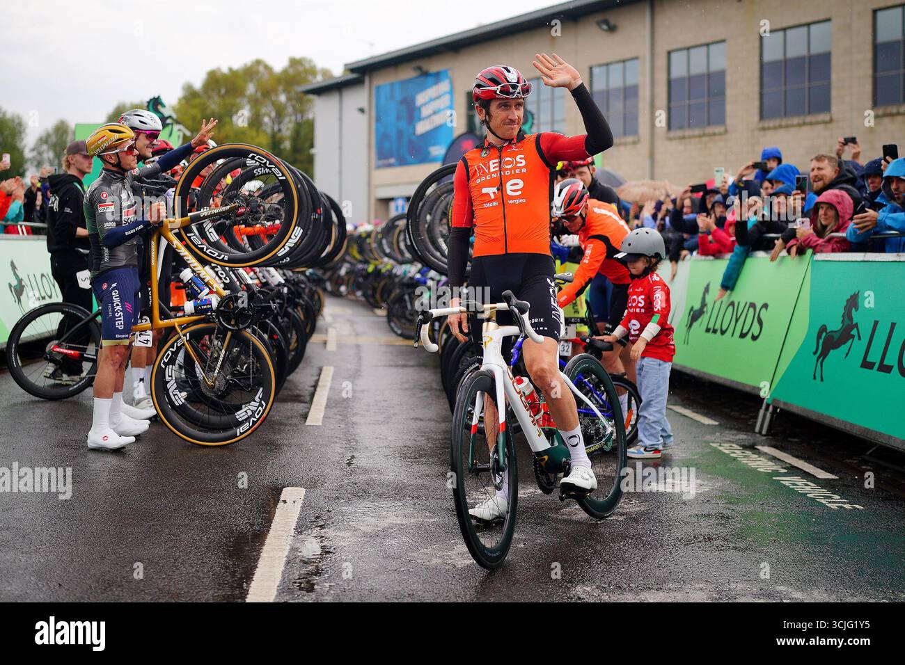 Geraint Thomas d'INEOS Grenadiers avec son Macs (à droite) devant le vélodrome Geraint Thomas, Newport où commence la sixième étape du Lloyds Tour of Britain 2025 avant de se diriger vers Cardiff. Date de la photo : dimanche 7 septembre 2025. Banque D'Images Geraint Thomas d'INEOS Grenadiers avec son Macs (à droite) devant le vélodrome Geraint Thomas, Newport où commence la sixième étape du Lloyds Tour of Britain 2025 avant de se diriger vers Cardiff. Date de la photo : dimanche 7 septembre 2025. Banque D'Images