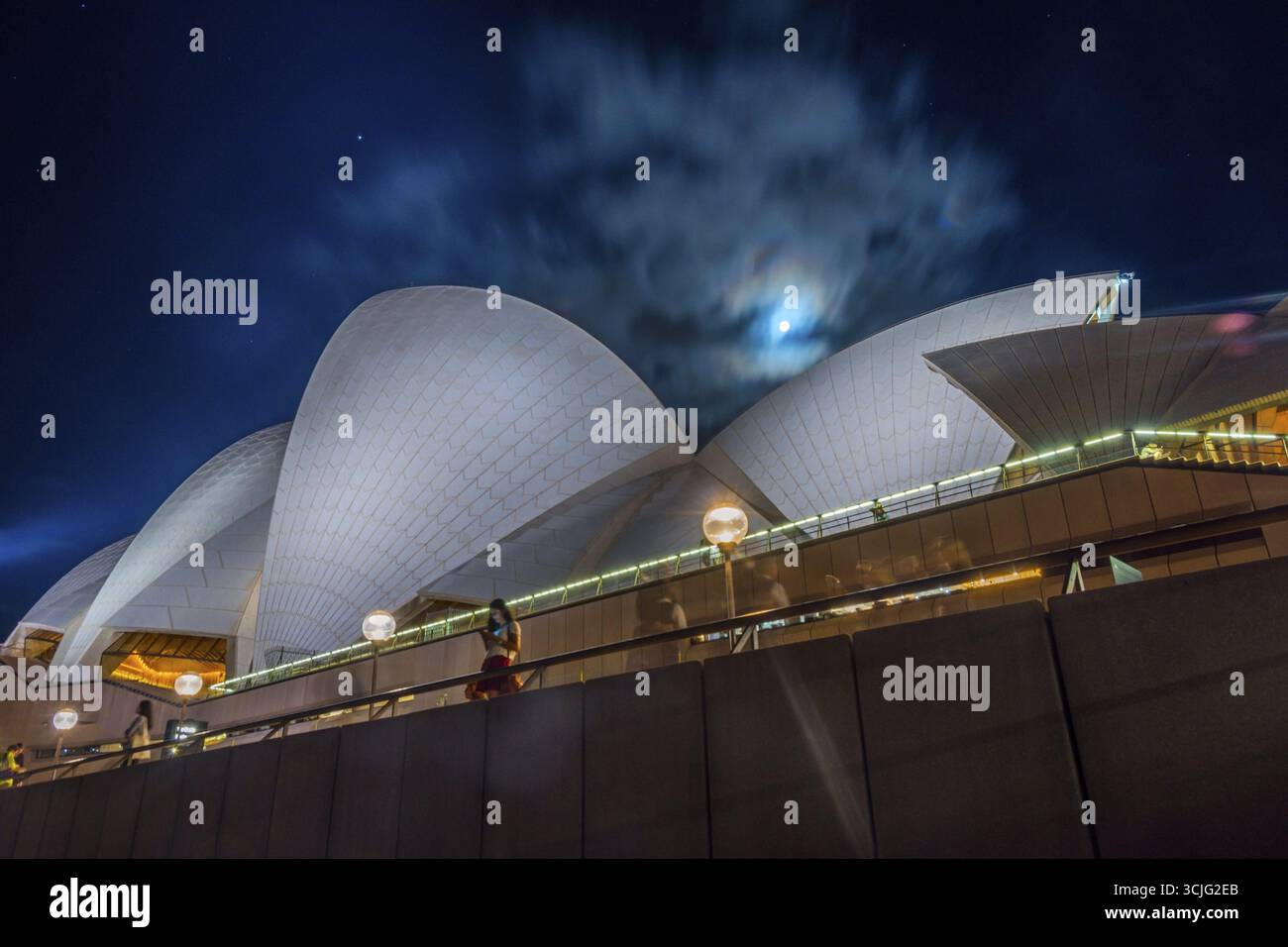 SYDNEY, AUSTRALIE - 20 AVRIL : détail de l'Opéra de Sydney conçu par l'architecte danois Jorn Utzon la nuit. Opéra est célèbre monument et l'un des plus Banque D'Images
