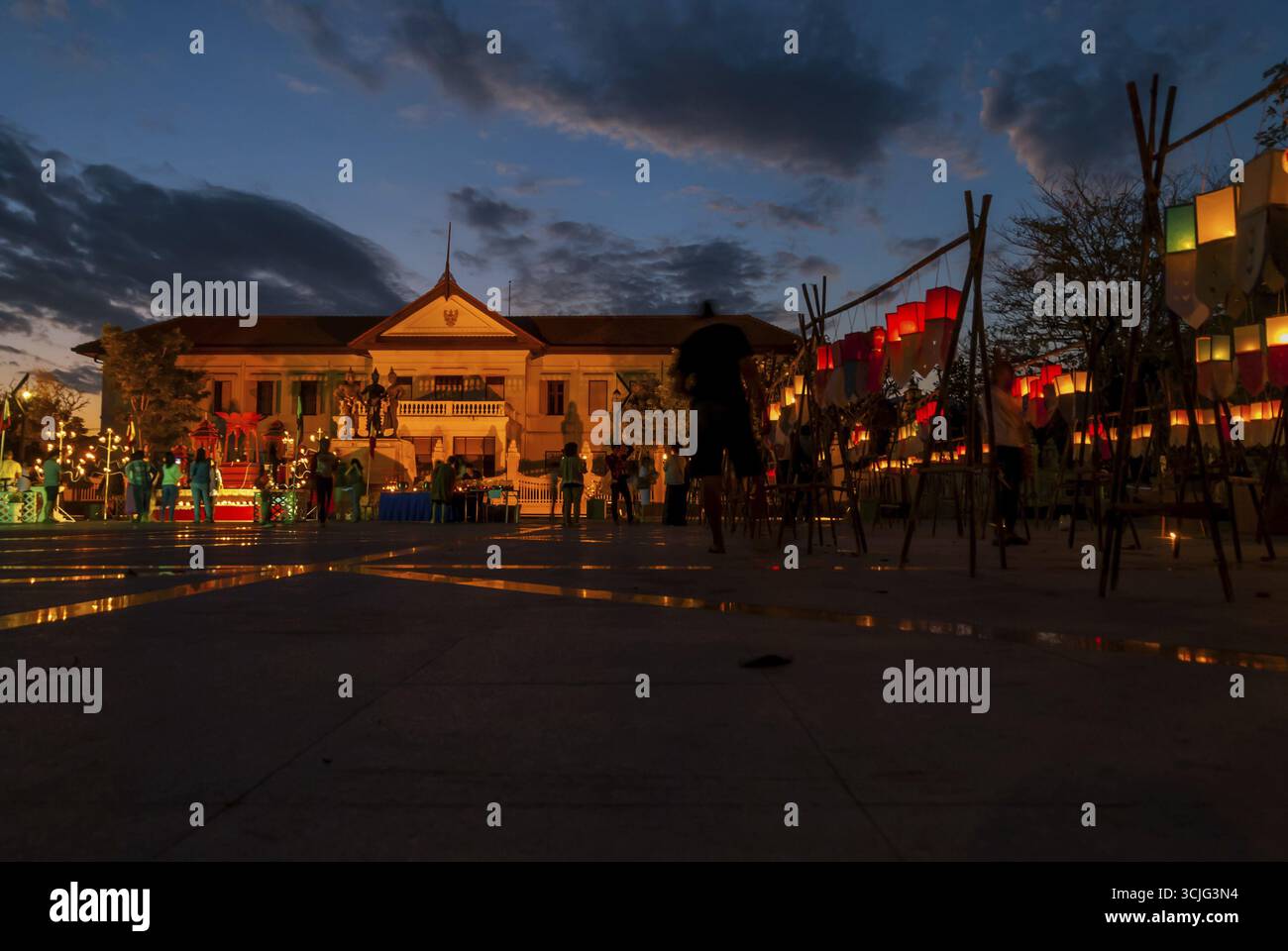 Chiang Mai, Thaïlande - 05 novembre 2015 : la lumière des lanternes à la place et les personnes qui prennent des photos d'eux au cours de la célébration du festival Loy Krathong Banque D'Images