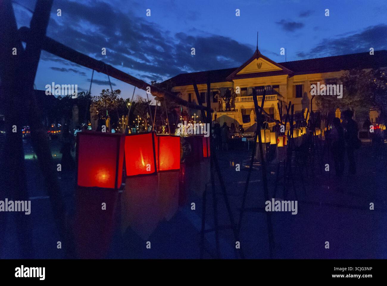 Chiang Mai, Thaïlande - 05 novembre 2015 : la lumière des lanternes à la place et les personnes qui prennent des photos d'eux au cours de la célébration du festival Loy Krathong Banque D'Images