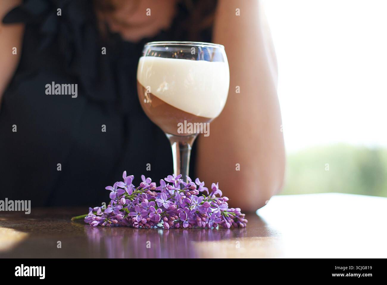 Fille aux ongles rouges tenant le dessert crème dans un verre Banque D'Images Fille aux ongles rouges tenant le dessert crème dans un verre Banque D'Images
