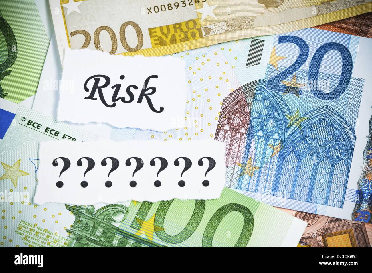 Concept de risque ou de chance sur l'argent faire avec des billets en euros Banque D'Images