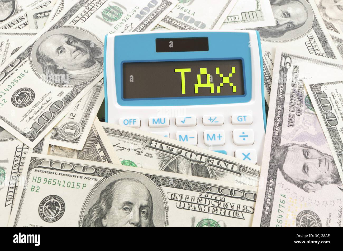 Concept fiscal, mot sur la calculatrice avec des centaines de billets américains Banque D'Images