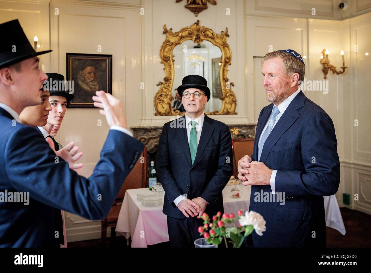 AMSTERDAM - le roi Willem-Alexander lors de sa visite à la synagogue portugaise, marquant le 350e anniversaire du lieu de culte. La synagogue a été inaugurée en 1675 et est devenue le cœur de la communauté séfarade occidentale. ANP RAMON VAN FLYMEN pays-bas OUT - belgique OUT Banque D'Images