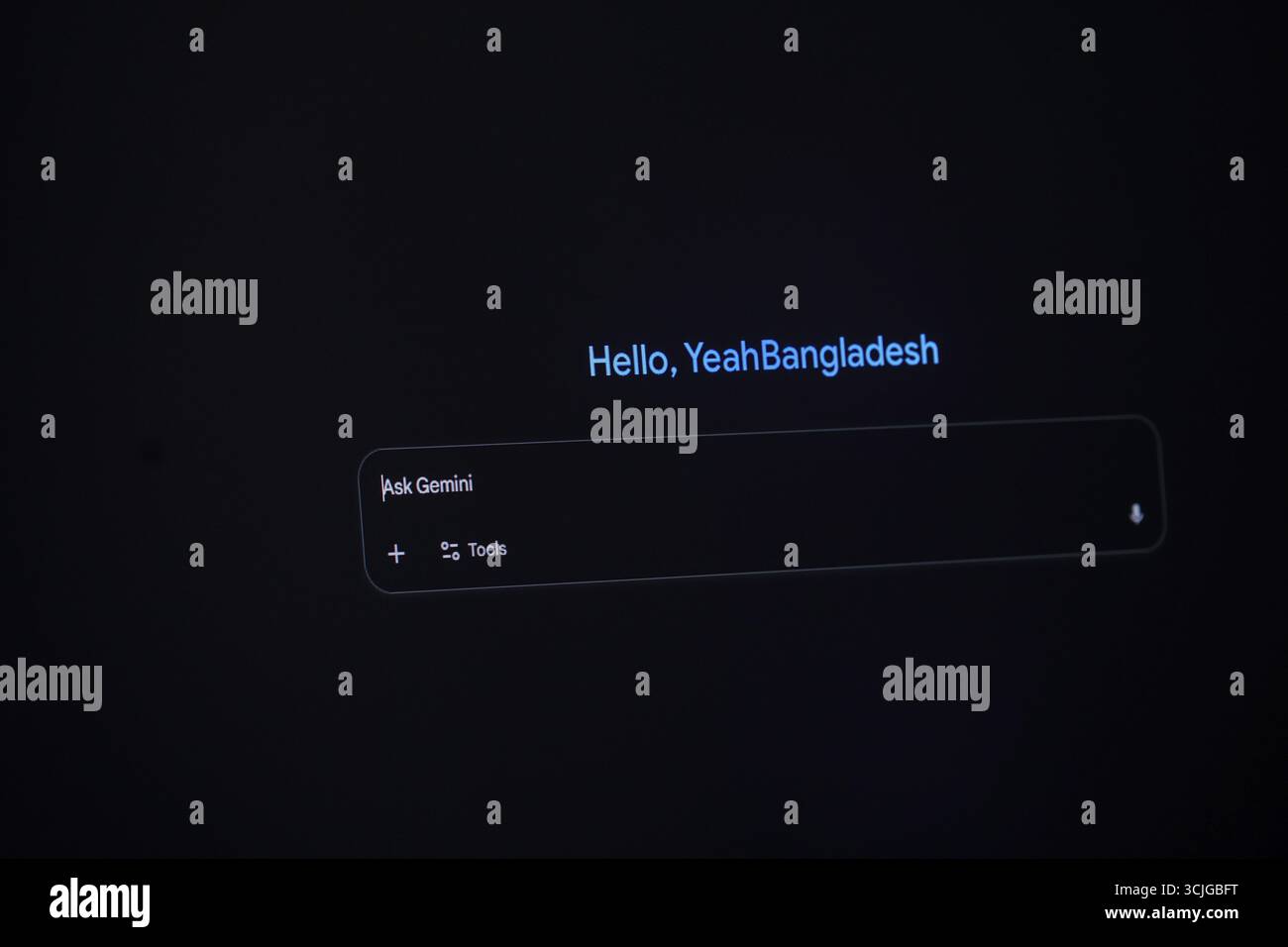 Google Gemini ai affichant un message d'accueil et une barre de recherche dans un style minimaliste Banque D'Images