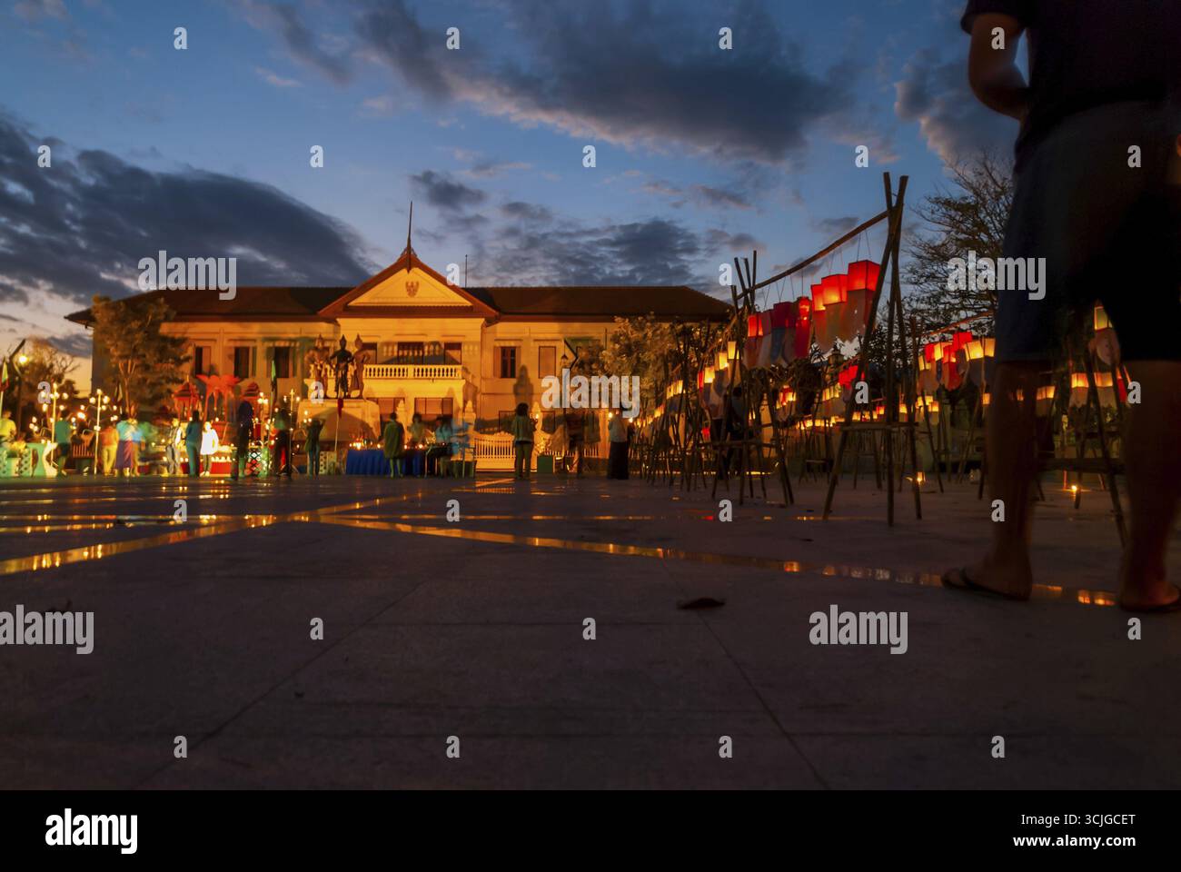 Chiang Mai, Thaïlande - 05 novembre 2015 : la lumière des lanternes à la place et les personnes qui prennent des photos d'eux au cours de la célébration du festival Loy Krathong Banque D'Images
