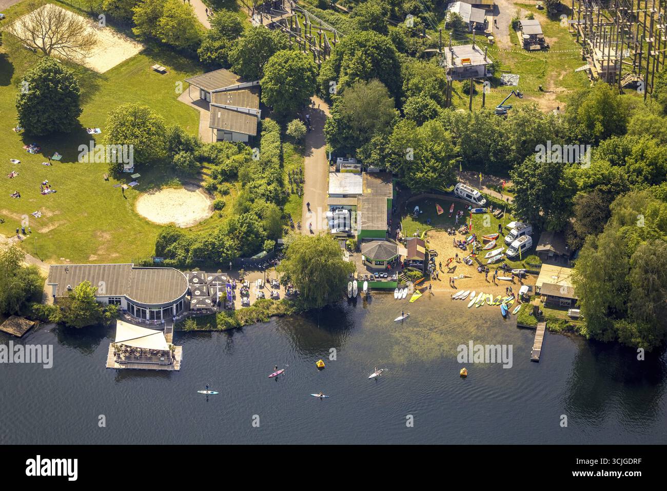 Vue aérienne, activités de loisirs à Unterbacher See, plage café ponton, SUP stand-up paddle sur le lac, Unterbach, Duesseldorf, Rhénanie, Nord R Banque D'Images