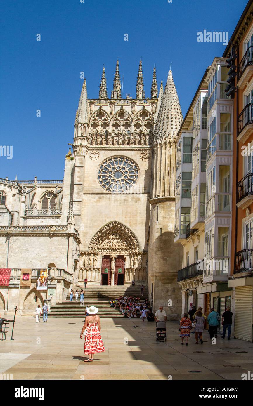 Les gens et les touristes en dehors de la cathédrale de Sainte Marie la vierge dans la plaza Maria dans la ville espagnole de Burgos Espagne Castille et Léon Banque D'Images