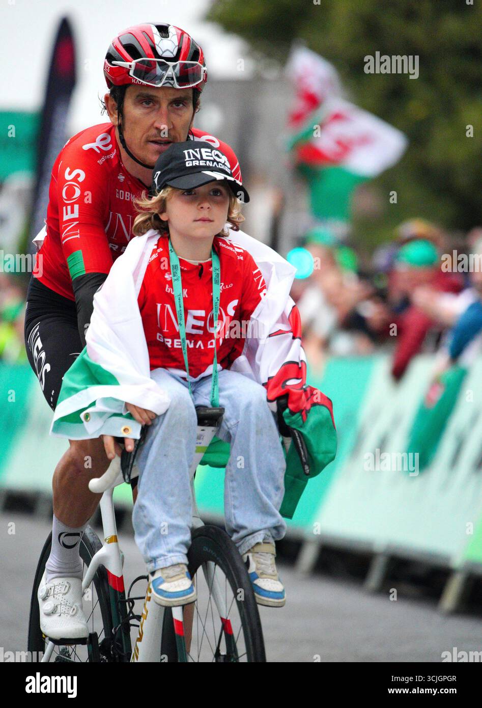 Geraint Thomas d'INEOS Grenadiers emmène son fils Macs faire le tour du parcours après la dernière course de sa carrière professionnelle après la sixième étape du Lloyds Tour of Britain 2025 de Newport à Cardiff. Date de la photo : dimanche 7 septembre 2025. Banque D'Images Geraint Thomas d'INEOS Grenadiers emmène son fils Macs faire le tour du parcours après la dernière course de sa carrière professionnelle après la sixième étape du Lloyds Tour of Britain 2025 de Newport à Cardiff. Date de la photo : dimanche 7 septembre 2025. Banque D'Images