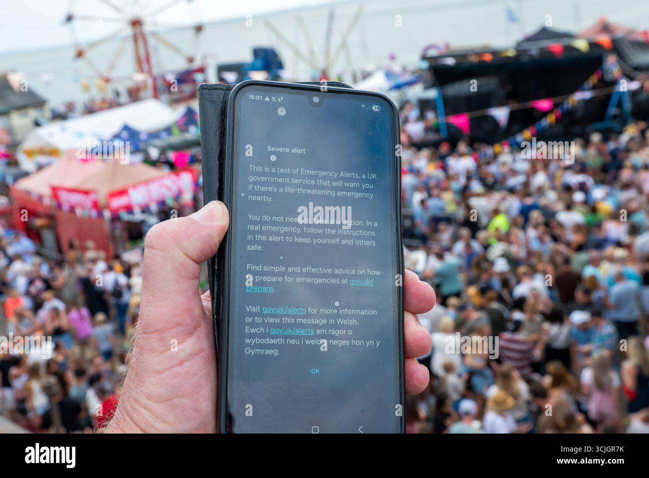 Old Leigh, Leigh on Sea, Essex, Royaume-Uni. 7 septembre 2025. Une alerte de test a été envoyée aux téléphones portables de tout le monde au Royaume-Uni à 15h00 pour tester le système d'alerte d'urgence du Royaume-Uni. Le système d'alerte a été lancé le 19 mars 2023 pour avertir le public des situations d'urgence et de danger pour la vie dans leur emplacement et sera envoyé à tous les appareils mobiles utilisant les réseaux 4G et 5G dans les zones touchées et comprendra un message texte et un avertissement sonore. Foules de gens à la régate Old Leigh comme alerte d'alarme Banque D'Images