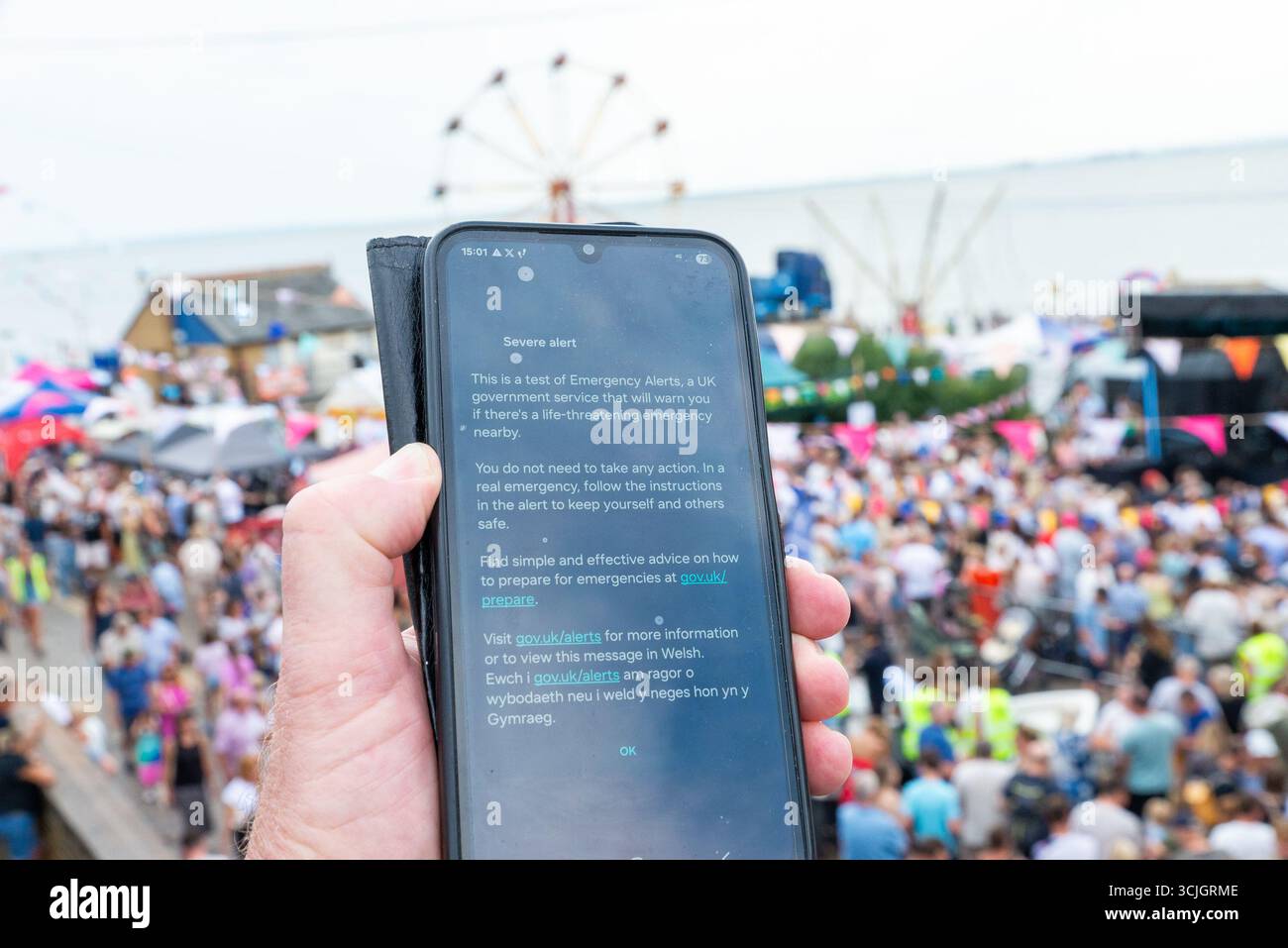Old Leigh, Leigh on Sea, Essex, Royaume-Uni. 7 septembre 2025. Une alerte de test a été envoyée aux téléphones portables de tout le monde au Royaume-Uni à 15h00 pour tester le système d'alerte d'urgence du Royaume-Uni. Le système d'alerte a été lancé le 19 mars 2023 pour avertir le public des situations d'urgence et de danger pour la vie dans leur emplacement et sera envoyé à tous les appareils mobiles utilisant les réseaux 4G et 5G dans les zones touchées et comprendra un message texte et un avertissement sonore. Foules de gens à la régate Old Leigh comme alerte d'alarme Banque D'Images