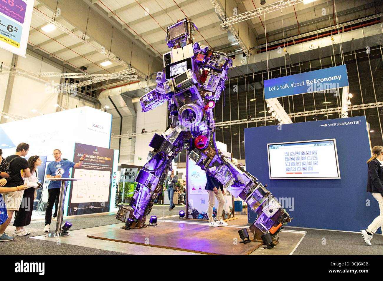 Les géants mondiaux de la technologie ont présenté leurs nouveaux gadgets et outils d'intelligence artificielle dimanche 7 septembre 2025, lors du salon de l'électronique grand public IFA à Berlin, l'un des plus grands salons annuels de l'industrie. Des entreprises, dont LG, Toshiba et Samsung, ont présenté des avancées en matière d’appareils intelligents, d’appareils mobiles et de fonctionnalités d’IA de marque Galaxy. Les exposants ont également mis en avant les robots humanoïdes, les nouvelles plateformes logicielles basées sur l’IA et le divertissement à domicile alimenté par les solutions Google TV. Le fabricant de drones DJI et la société de caméras Insta360 ont dévoilé des mises à jour destinées à la fois aux professionnels et aux créateurs de médias sociaux. TikTok, Banque D'Images