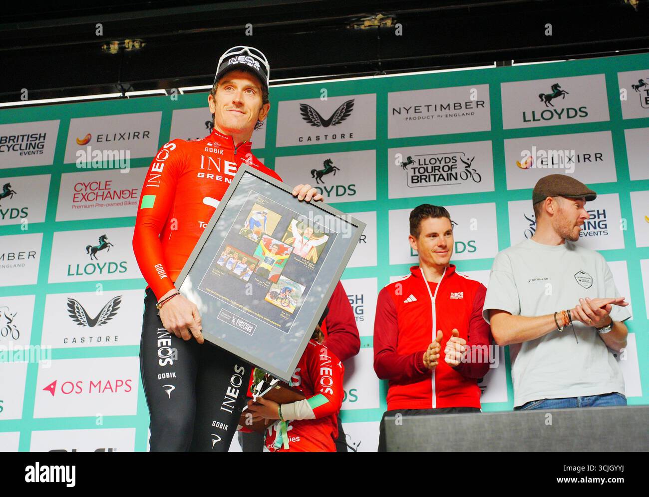 Geraint Thomas d'INEOS Grenadiers a présenté une photo encadrée après avoir participé à sa dernière course professionnelle après la sixième étape du Lloyds Tour of Britain 2025 de Newport à Cardiff. Date de la photo : dimanche 7 septembre 2025. Banque D'Images Geraint Thomas d'INEOS Grenadiers a présenté une photo encadrée après avoir participé à sa dernière course professionnelle après la sixième étape du Lloyds Tour of Britain 2025 de Newport à Cardiff. Date de la photo : dimanche 7 septembre 2025. Banque D'Images