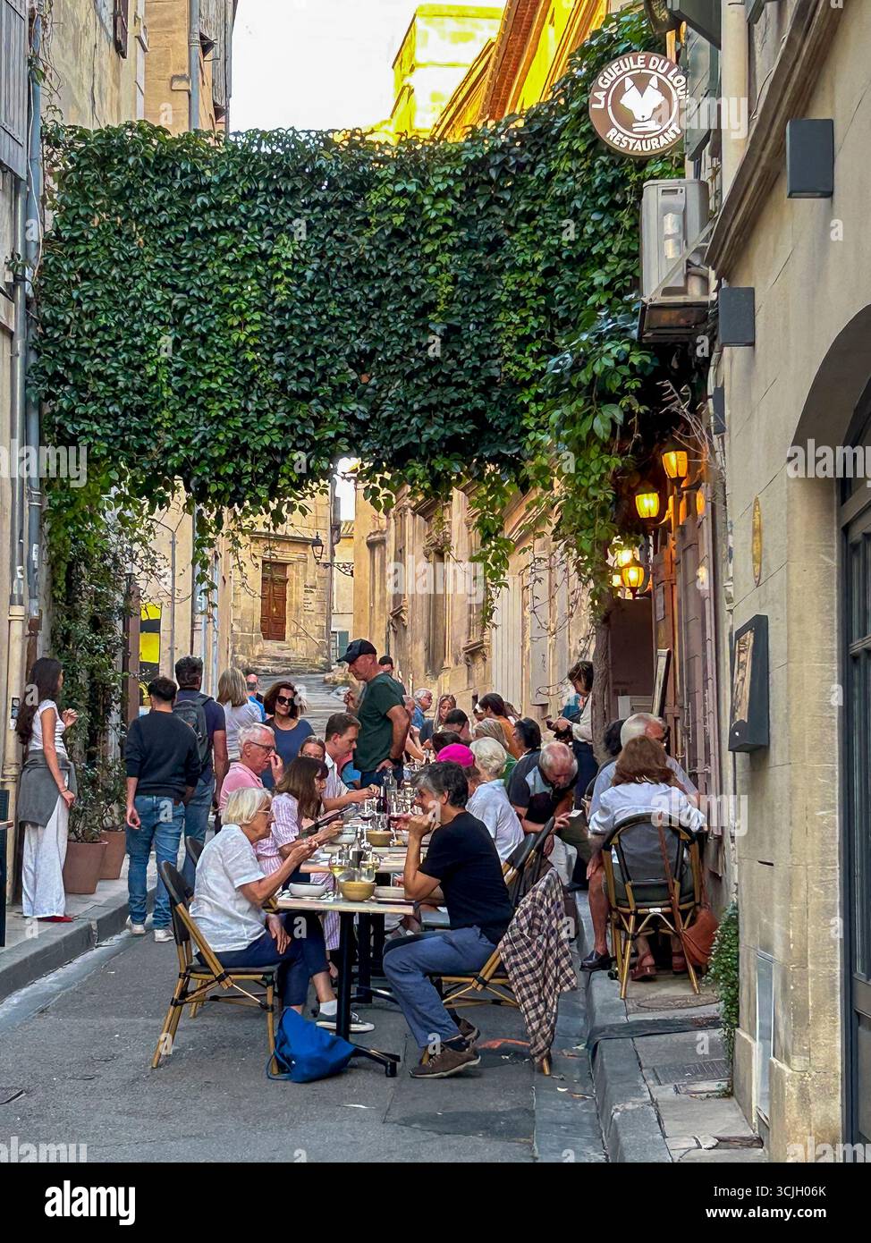Arles, France, foule nombreuse, assis à des tables, partage de repas devant la terrasse, restaurant Bistro français, scène de rue 'la gueule du Loui' » Banque D'Images