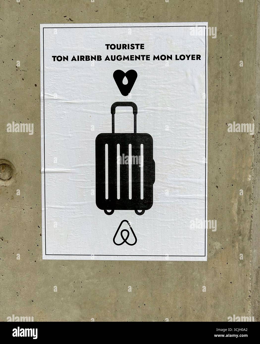 Arles, France, gros plan, scène de rue, affiches murales de protestation, anti-Air B'n'B, locations d'appartements touristiques à court terme Banque D'Images