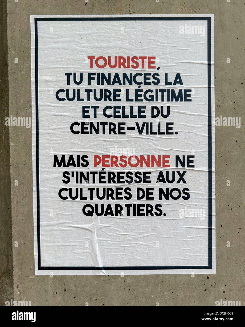 Arles, France, gros plan, scène de rue, affiches murales de protestation, anti-Air B'n'B, locations d'appartements touristiques à court terme Banque D'Images