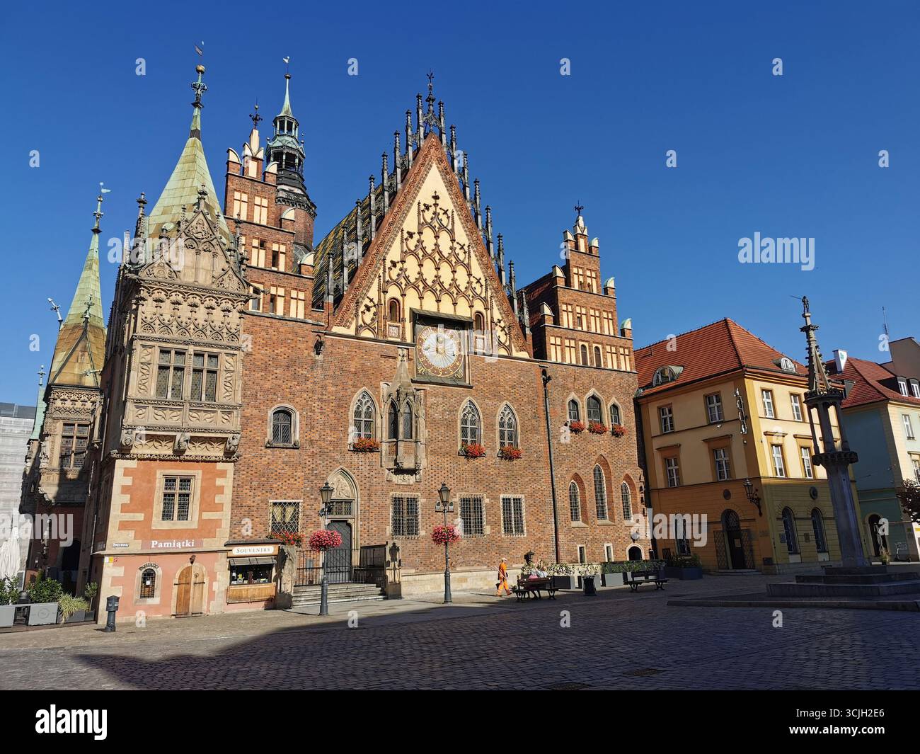 Hôtel de ville de Wrocław : chef-d'œuvre gothique sur la place du marché Rynek, Pologne. Histoire, architecture et horloge astronomique emblématique. - Image de stock capturée avec un smartphone