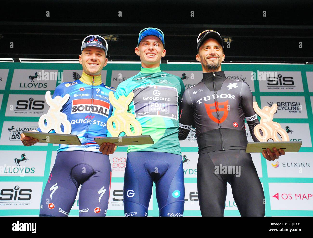 Remco Evenepoel de Soudal Quick-Step, deuxième place, Romain Gregoire de Groupama FDJ, première place, et Julian Alaphilippe de Tudor Pro, troisième place, (gauche-droite) sur le podium après la sixième étape du Lloyds Tour of Britain 2025 de Newport à Cardiff. Date de la photo : dimanche 7 septembre 2025. Banque D'Images Remco Evenepoel de Soudal Quick-Step, deuxième place, Romain Gregoire de Groupama FDJ, première place, et Julian Alaphilippe de Tudor Pro, troisième place, (gauche-droite) sur le podium après la sixième étape du Lloyds Tour of Britain 2025 de Newport à Cardiff. Date de la photo : dimanche 7 septembre 2025. Banque D'Images