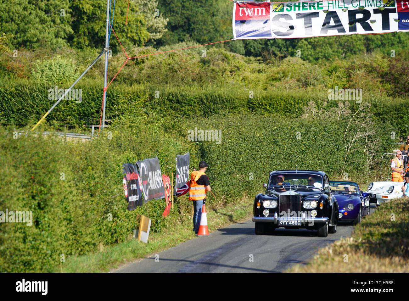 Voitures classiques à Hill Climb Event ligne de départ dans un cadre rural pittoresque. Shere Hill Climb, East Clandon, Guildford Banque D'Images