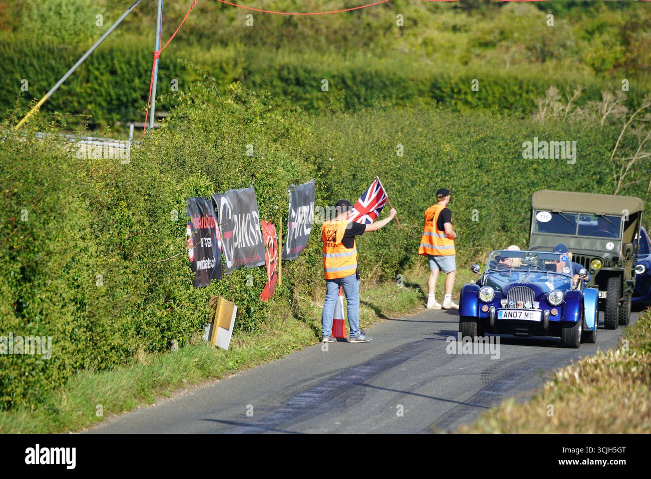 Rallye de voitures classiques avec participants et véhicules dans un cadre champêtre. Shere Hill Climb, East Clandon, Guildford Banque D'Images