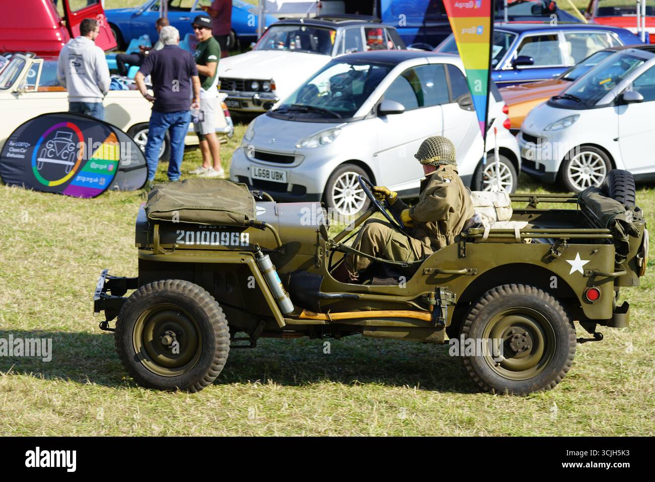 Jeep militaire vintage exposée à l'exposition automobile extérieure avec des véhicules classiques. Shere Hill Climb, East Clandon, Guildford Banque D'Images