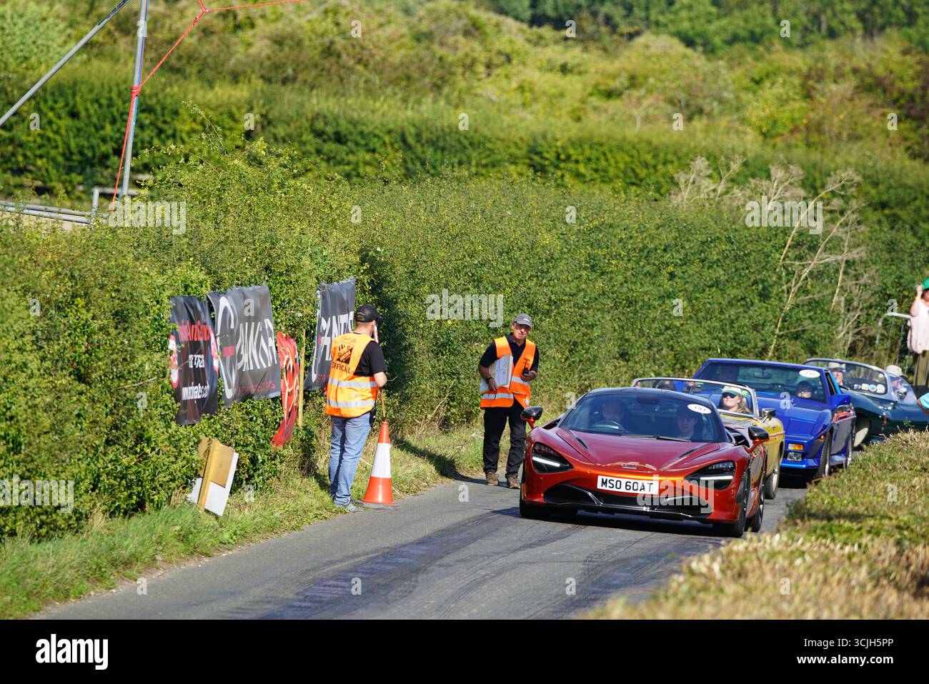 Supercars alignés dans une scène d'événement rural Motorsport. Shere Hill Climb, East Clandon, Guildford Banque D'Images