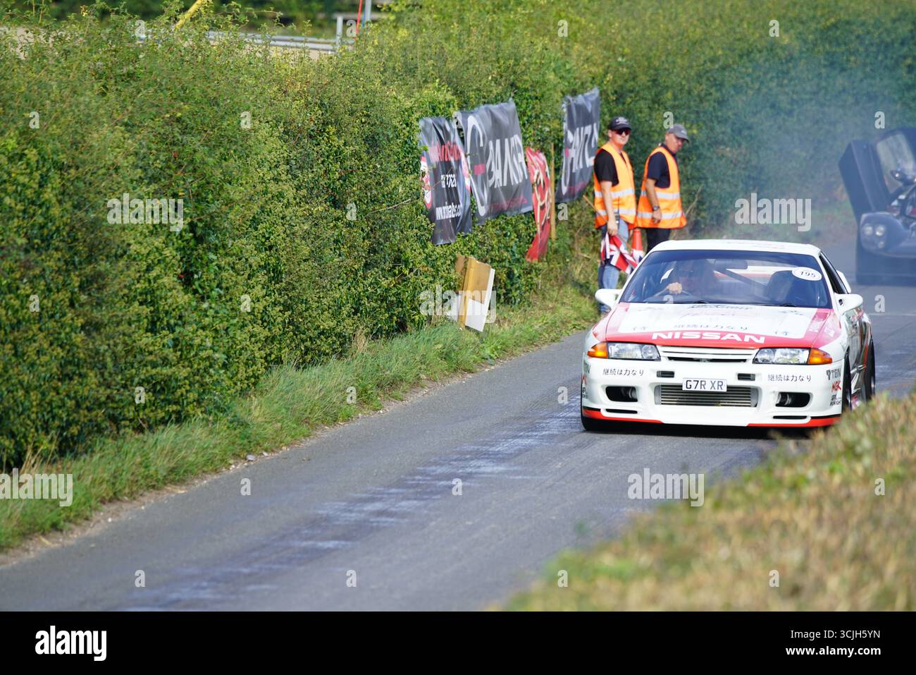 Voiture de sport blanche en action lors d'un événement de course sur route. Shere Hill Climb, East Clandon, Guildford Banque D'Images