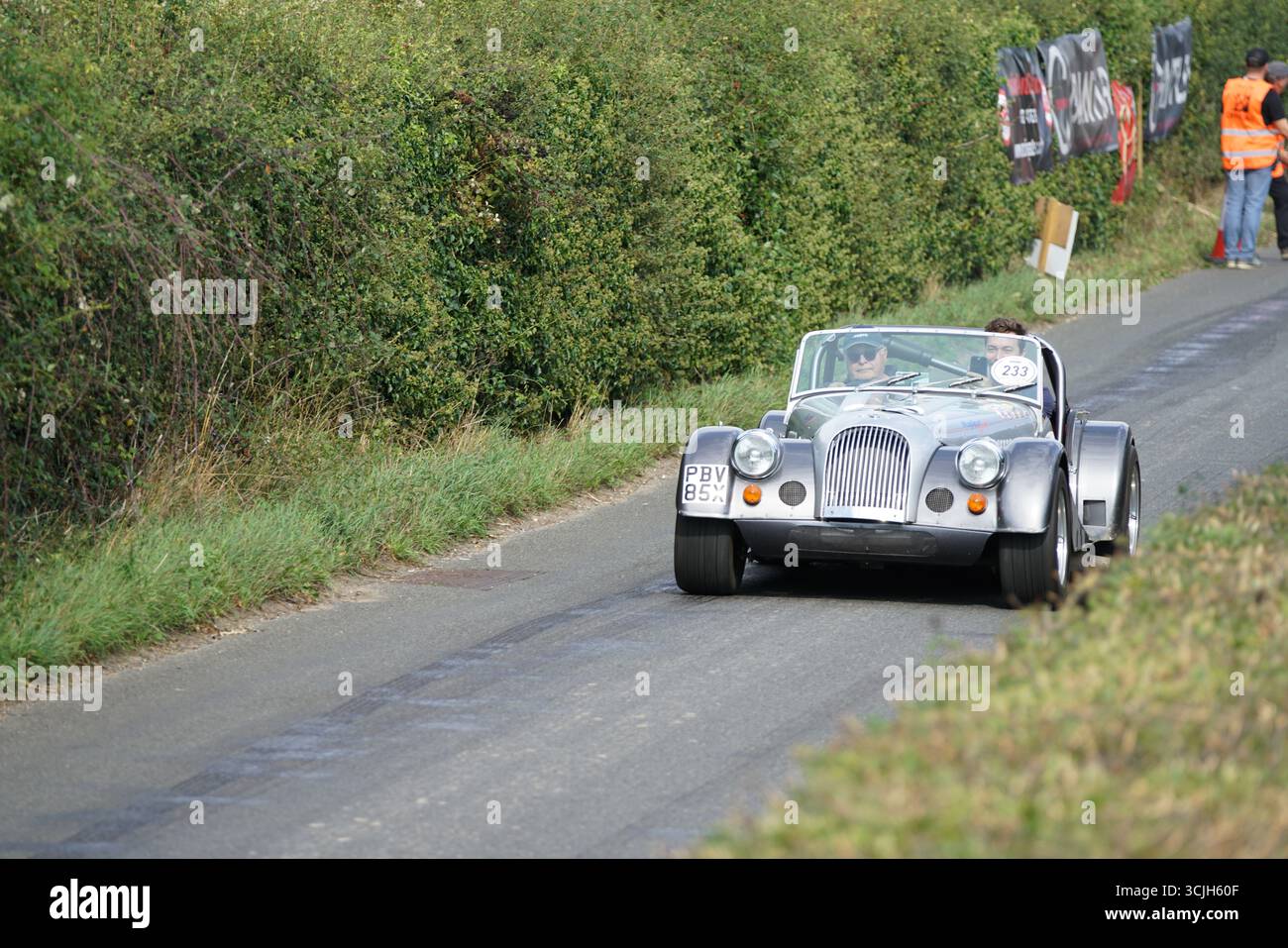 Classic Roadster participant à un rallye de voitures anciennes le long du chemin rural. Shere Hill Climb, East Clandon, Guildford Banque D'Images