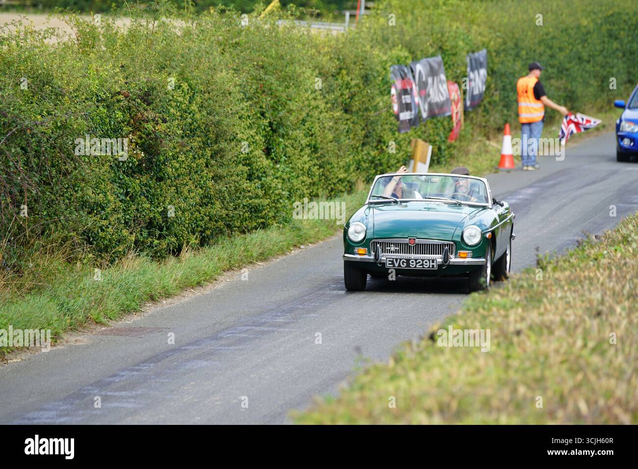 Classic Green Cabriolet participant à un rallye panoramique sur route de campagne. Shere Hill Climb, East Clandon, Guildford Banque D'Images