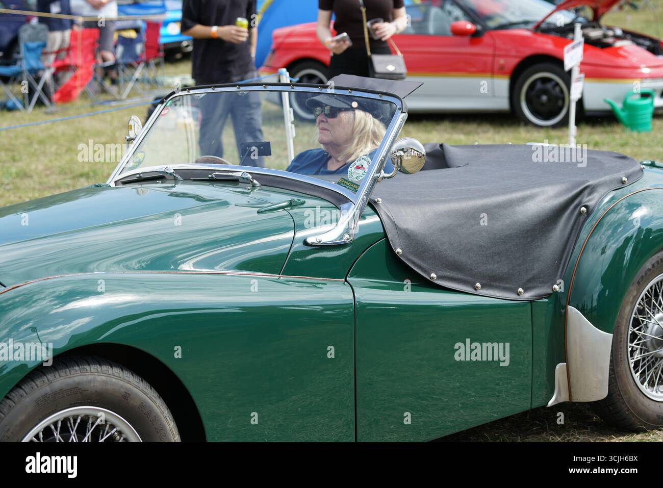 Cabriolet vert vintage lors d'un événement extérieur mettant en vedette les passionnés de voitures anciennes. Shere Hill Climb, East Clandon, Guildford Banque D'Images